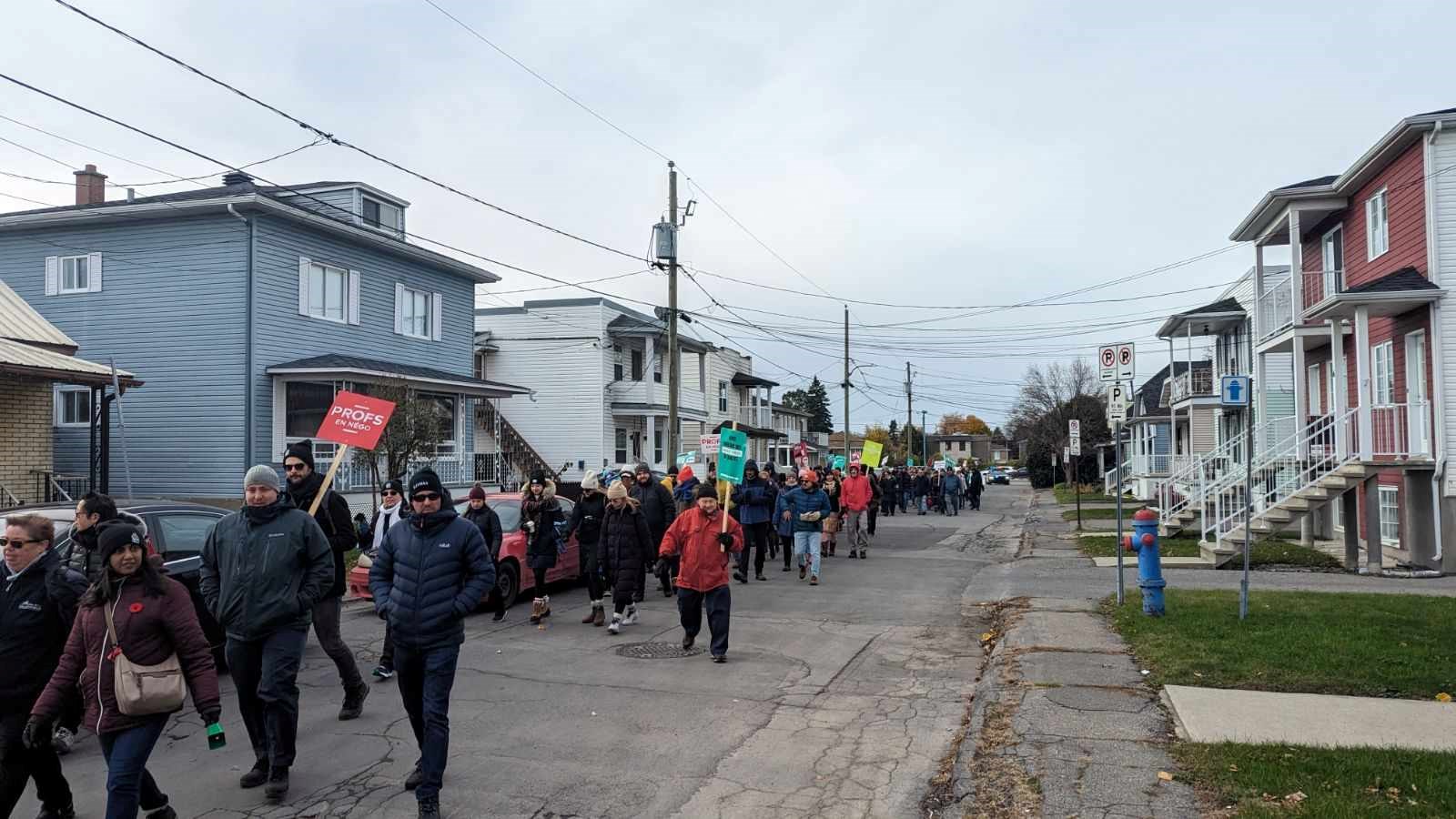 Cégep de Valleyfield: retour en images sur une première demi-journée de grève