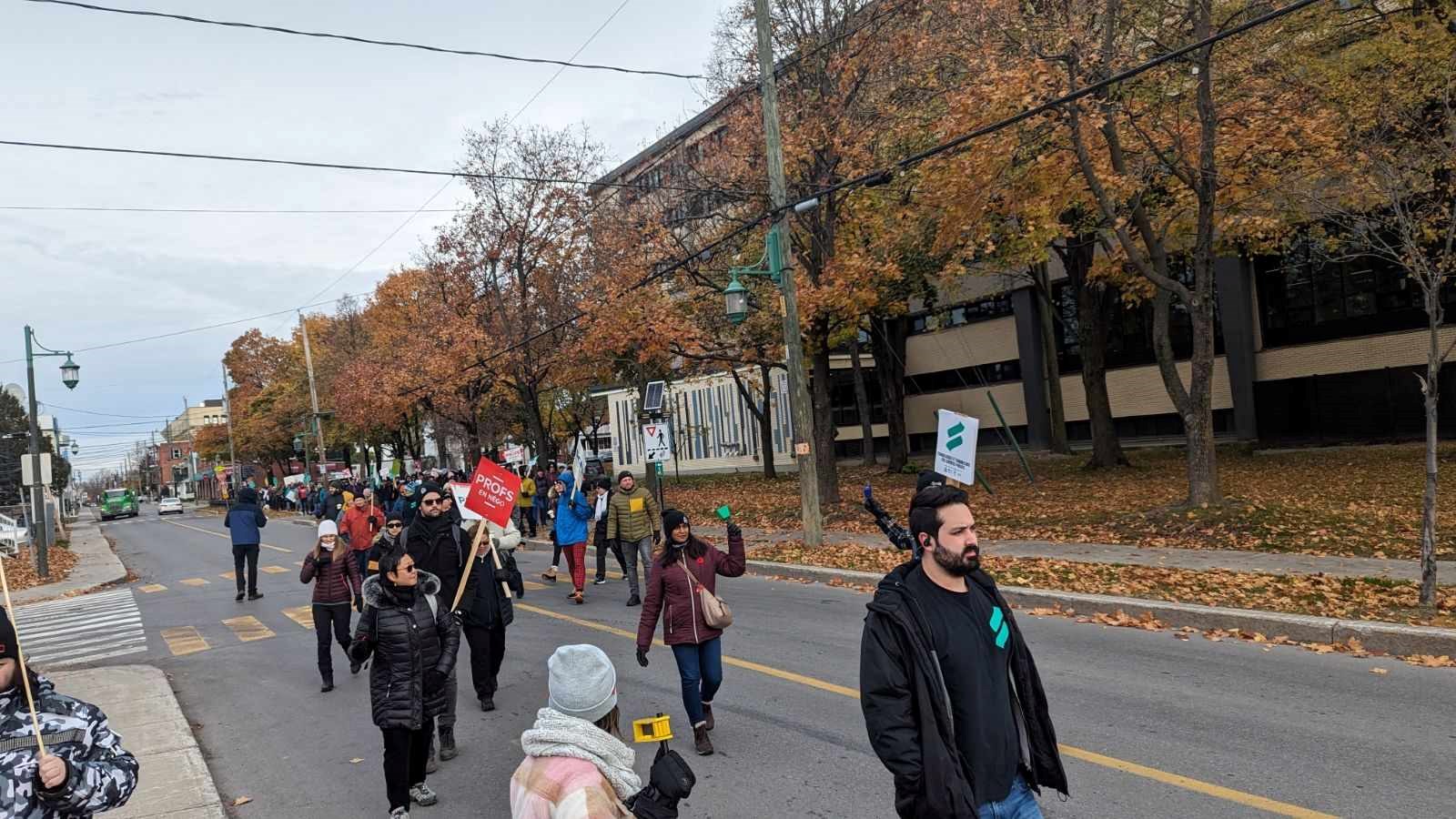 Cégep de Valleyfield: retour en images sur une première demi-journée de grève