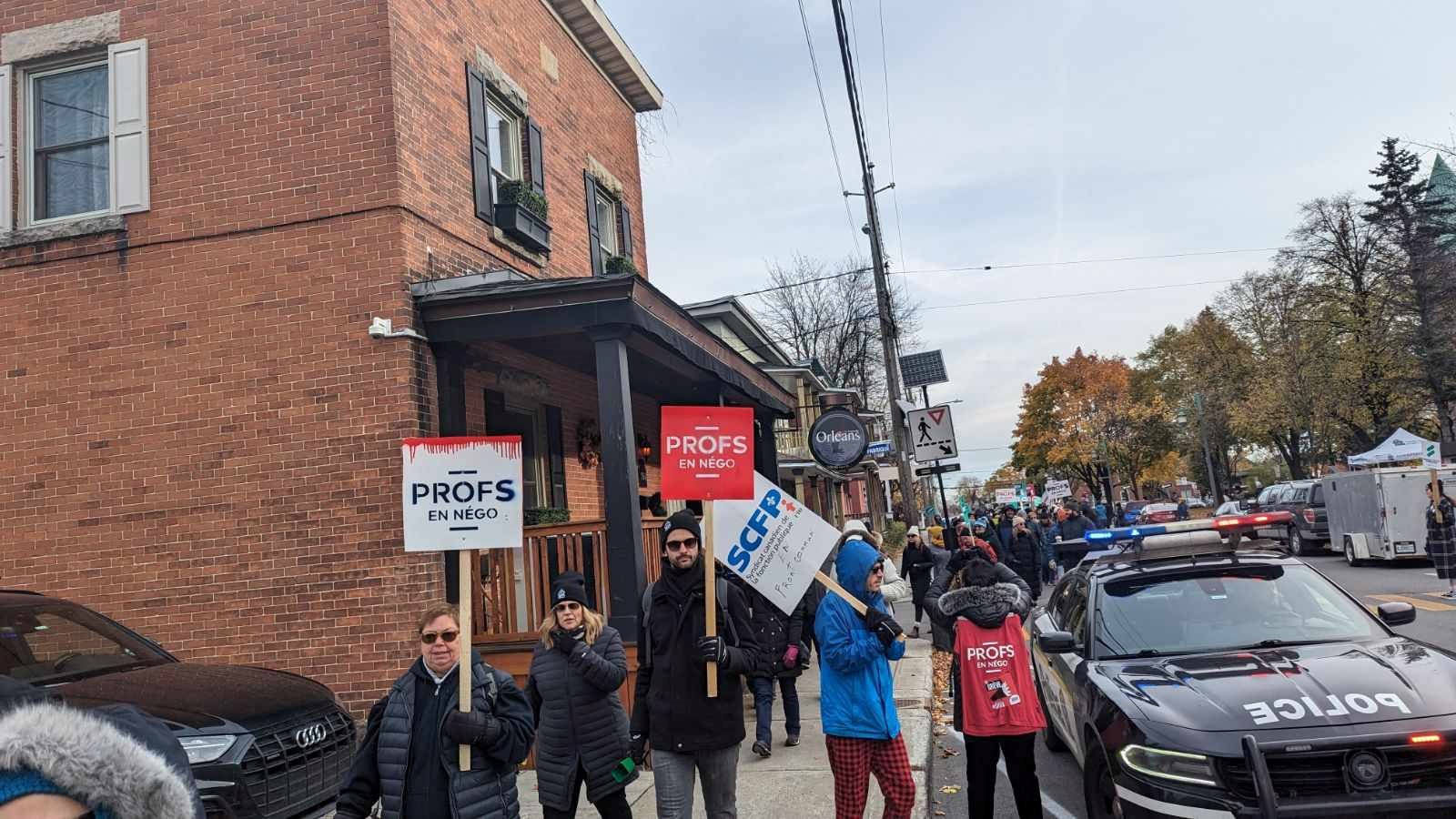 Cégep de Valleyfield: retour en images sur une première demi-journée de grève
