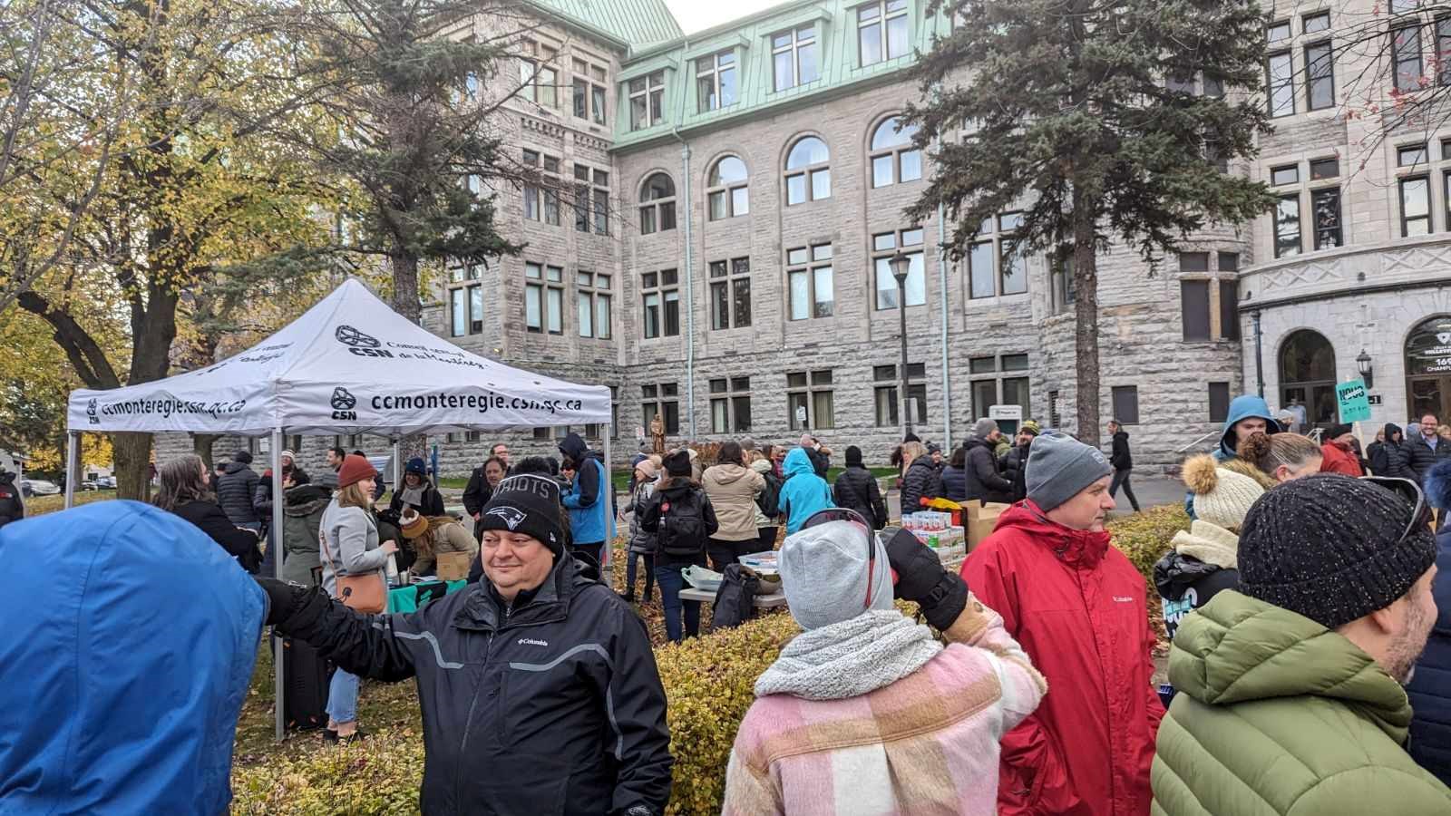 Cégep de Valleyfield: retour en images sur une première demi-journée de grève