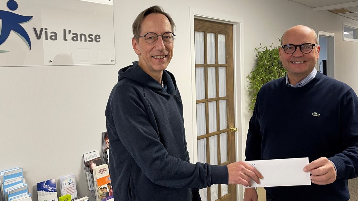 Sur la photo, Mario Trépanier DG Via l’anse et le député de Beauharnois, Claude Reid