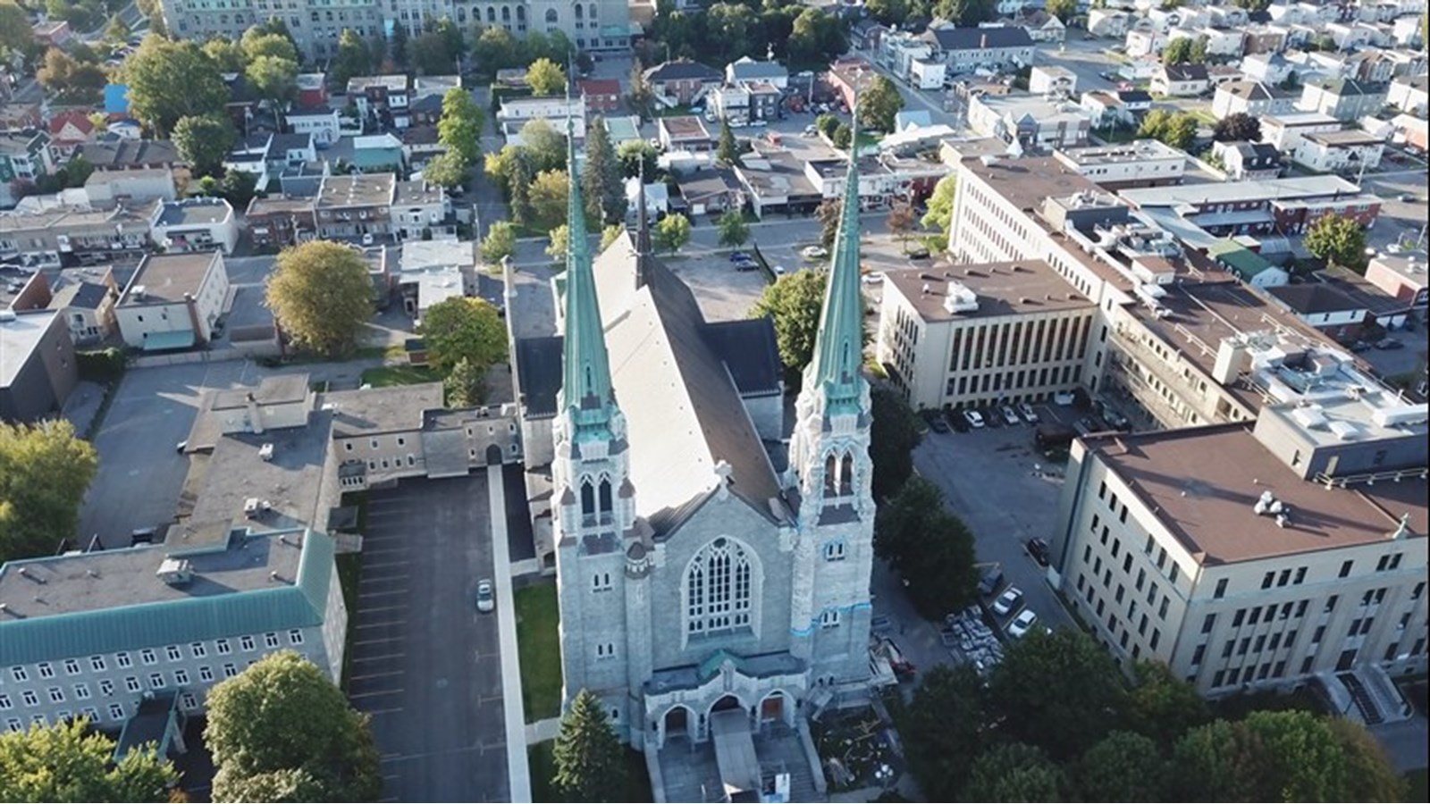 Basilique-cathédrale Ste-Cécile: fin des travaux de restauration des clochers et de la façade