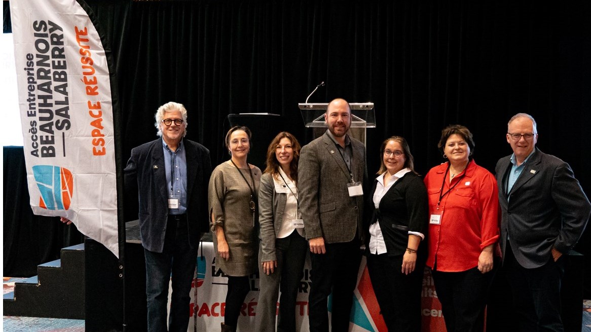 L’équipe d’Accès Entreprise Beauharnois-Salaberry (de gauche à droite) : Jean-Pierre Major, conseiller aux entreprises ; Mireille Théorêt, conseillère aux entreprises ; Juliette Rochman, coordonnatrice au développement économique ; Patrick Tanguay, président du conseil d’administration ; Véronique Juneau, agente administrative ; Julie Lépine, gestionnaire de fonds ; Daniel de Brouwer, directeur d’Accès Entreprise Beauharnois-Salaberry