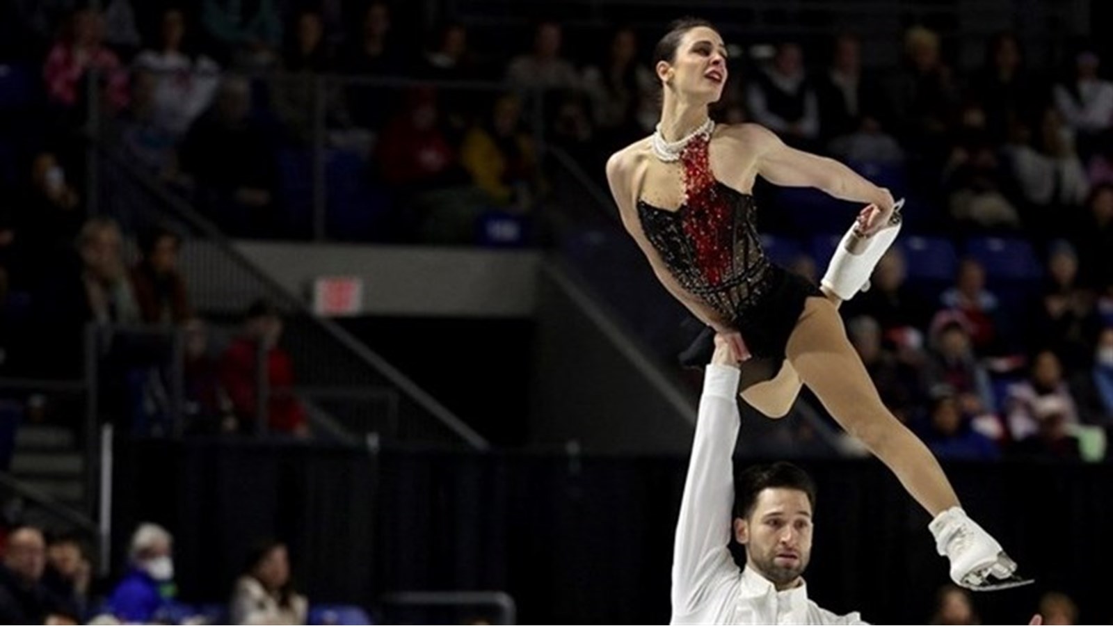 Une nouvelle médaille d'or pour le patineur Maxime Deschamps et sa partenaire