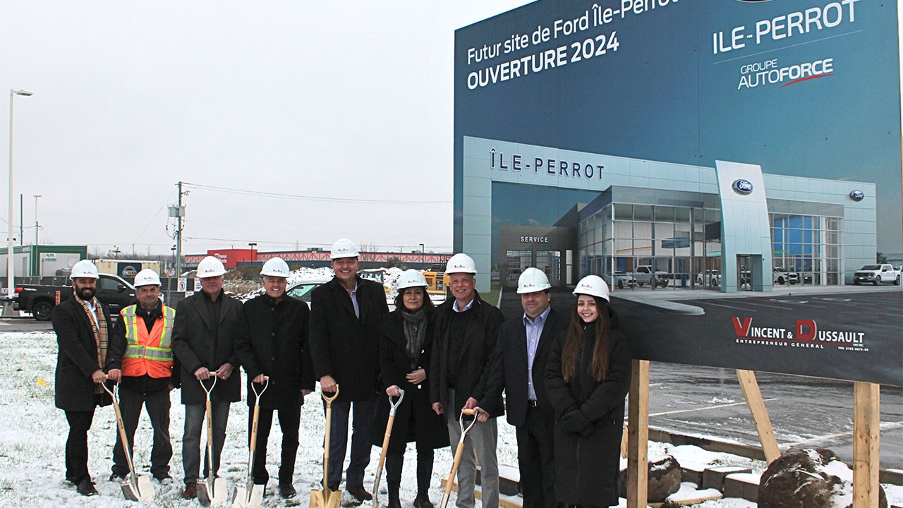 De gauche à droite :
François Gaumont – Vice-Président, Groupe AutoForce
Laurent Poulin – Directeur de chantier, Vincent & Dussault
Robert Dussault – Président, Vincent & Dussault
Charles Plourde – Directeur Général, Ford Ile Perrot
André Gingras – Président, Groupe AutoForce
Sylvie Bewadekian – Vice-Présidente, Groupe AutoForce
Frédéric Racine – Vice-Président Exécutif, Groupe AutoForce
Pascal Grenier, Directeur, Représentation sur le marché, Ford Canada
Vanessa Gingras – Directrice Marketing, Groupe AutoForce