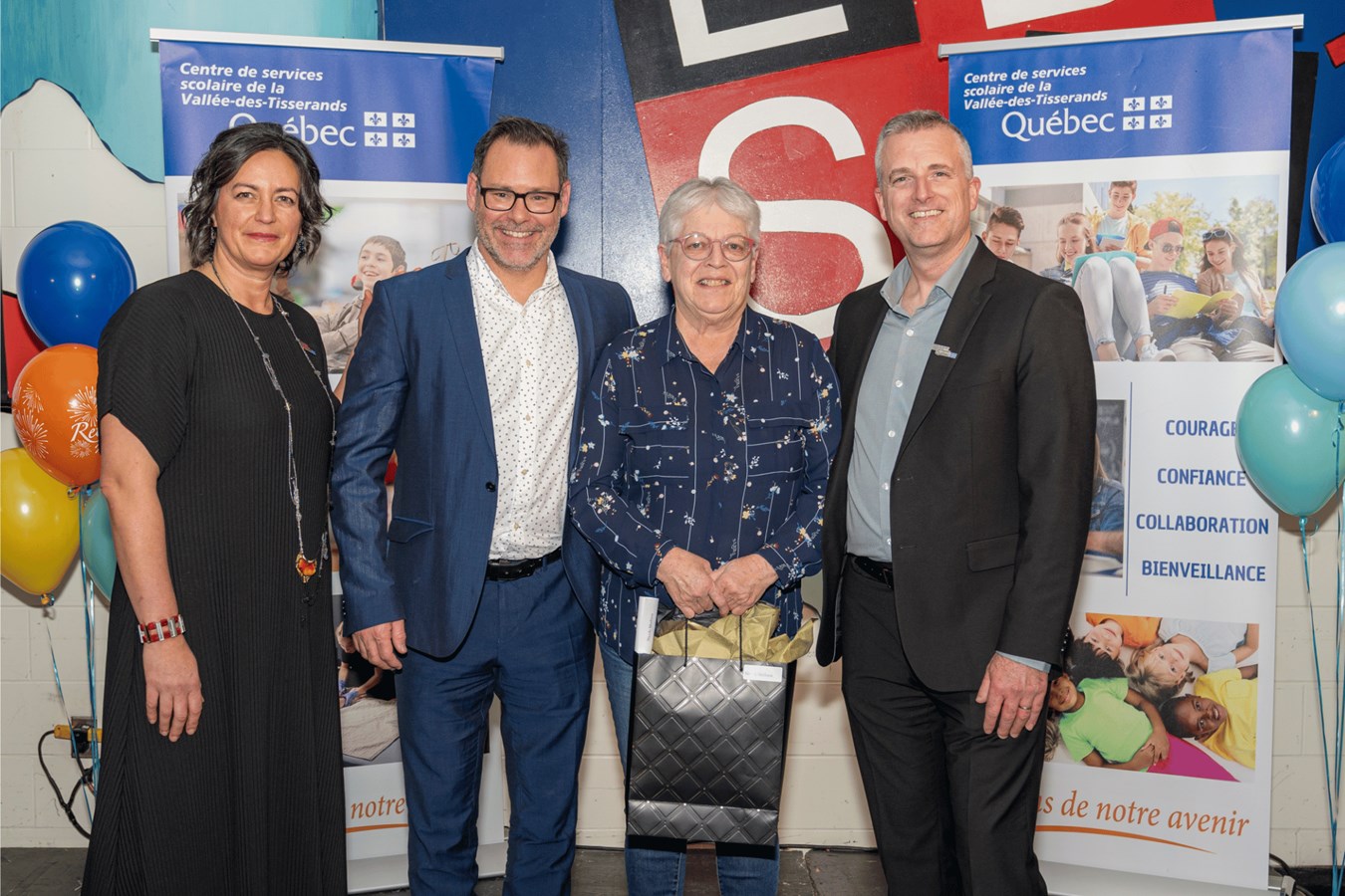 De gauche à droite : Suzie Vranderick, directrice générale du CSSVT; Yann Leblanc, directeur de l’école primaire Elisabeth-Monette; Nicole Mathieu, secrétaire qui célébrait ses 35 ans de loyaux services au sein du CSSVT; François Robichaud, directeur général adjoint à la réussite 