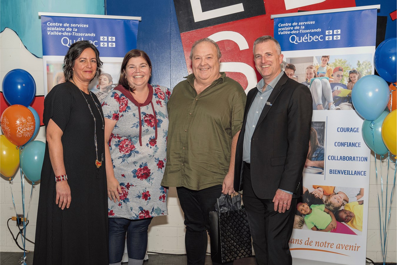 De gauche à droite : Suzie Vranderick, directrice générale du CSSVT; Amélie Turbide, directrice de l’école de La Traversée; Robert Bourdeau, enseignant dévoué, qui célébrait sa retraite au sein du CSSVT après 38 ans de carrière; François Robichaud, directeur général adjoint à la réussite 