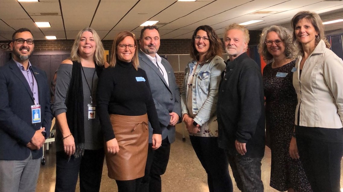 Sébastien St-Amour, directeur-adjoint aux Services des ressources éducatives (SRÉ); Nathalie Crête, conseillère pédagogique au Centre de formation professionnelle du Suroît – Édifice des Moissons; Caroline Belisle, conseillère pédagogique - Récit, Primaire; Steeve Lessard, directeur des Services des ressources éducatives du CSSVT; Marie-Pier Caron, conseillère pédagogique aux SRÉ; Denis Guérard, technicien en informatique aux SRÉ; Julie Leblanc, conseillère pédagogique – analyste de données aux SRÉ; Nathalie Chiasson, agente de développement - Répondante Intervention en milieu défavorisé (IMD) aux SRÉ 