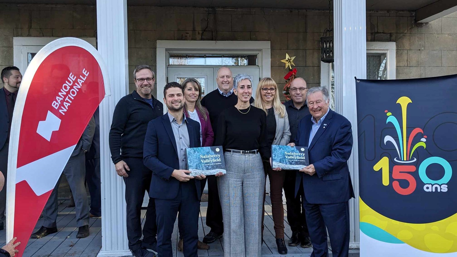 Des membres du conseil municipal de Salaberry-de-Valleyfield ont pris la pause avec les présidents d'honneur des festivités du 150e anniversaire, soit Renée Demers et Denis Lapointe, ancien maire