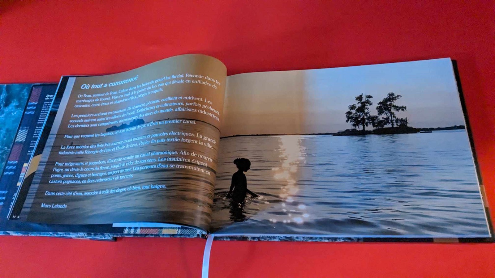 En plus des photos historiques des collections Peter Rozon et Rosa Boutin du Musée de Société des Deux-Rives, les œuvres de nombreux photographes contribuent aussi à la beauté du livre