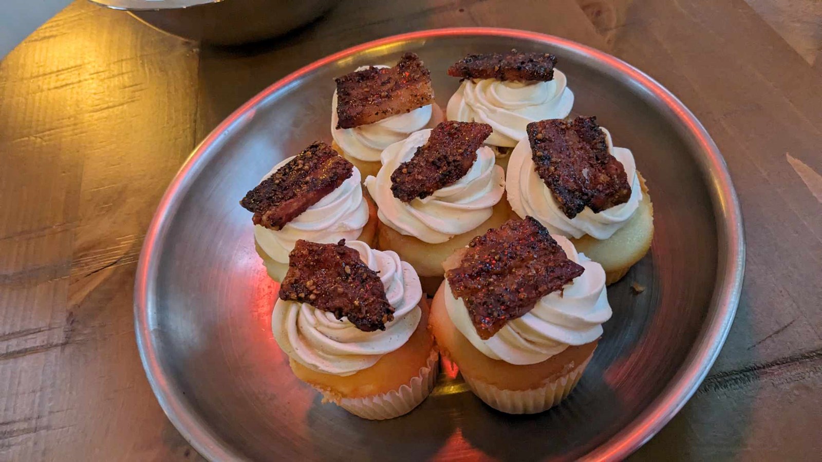 Pour les curieux dont les papilles titillent, les cupcakes sont en vente à la pâtisserie Choux-Crème et se détaillent au coût de 3,99 $ l’unité