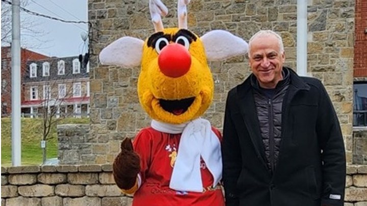 Le maire de Beauharnois, Alain Dubuc prend la pose avec le célèbre Nez rouge en marge du début des opérations du service de raccompagnement sur le territoire municipal