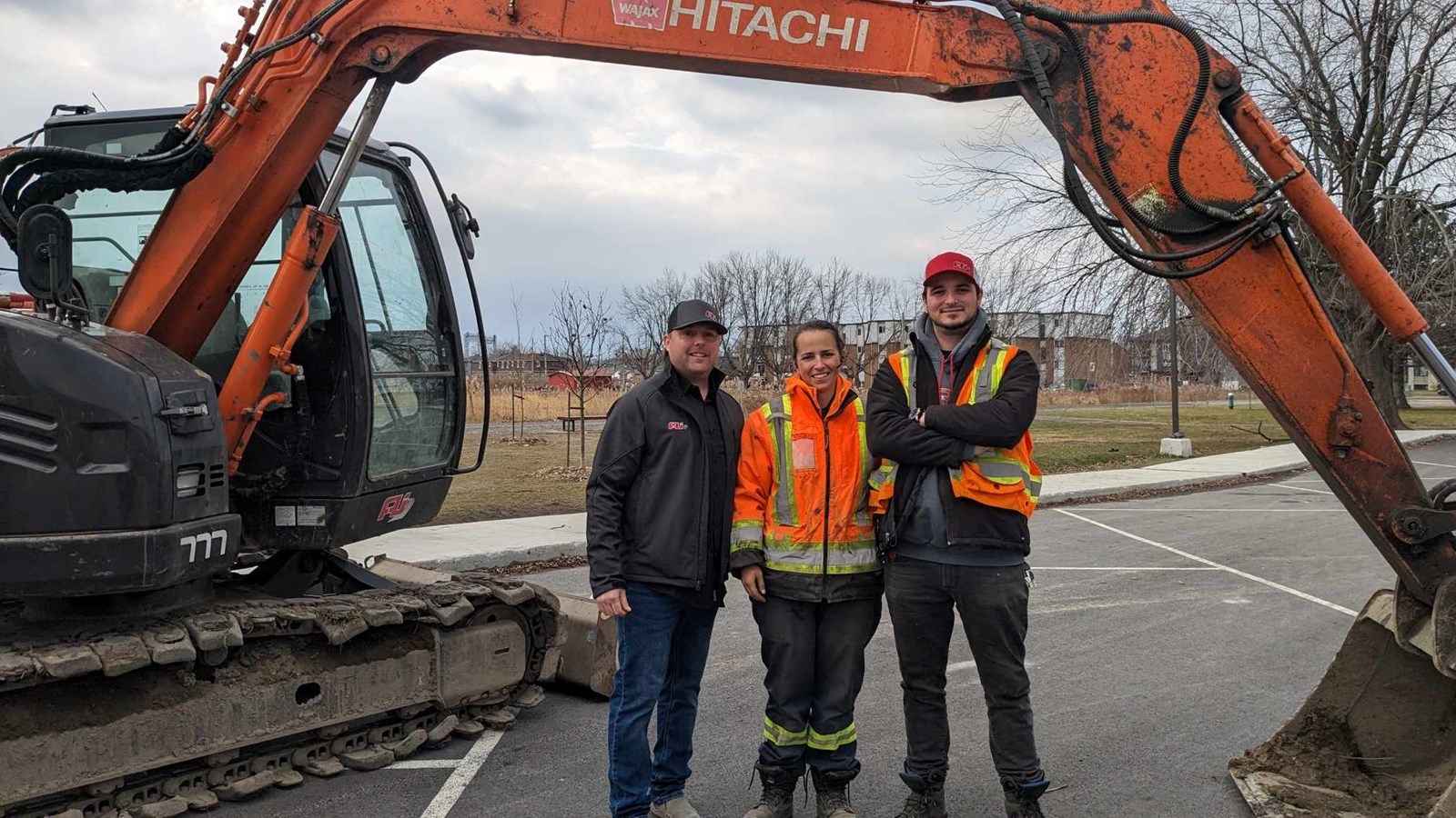Dans le cadre de ses nouvelles fonctions, aux côtés de ses deux collègues Bruno et Annie, Patrick Nadeau avait pour mission de présenter certaines machineries utilisées au quotidien par l'entreprise familiale bien établie dans la région, Ali Excavation