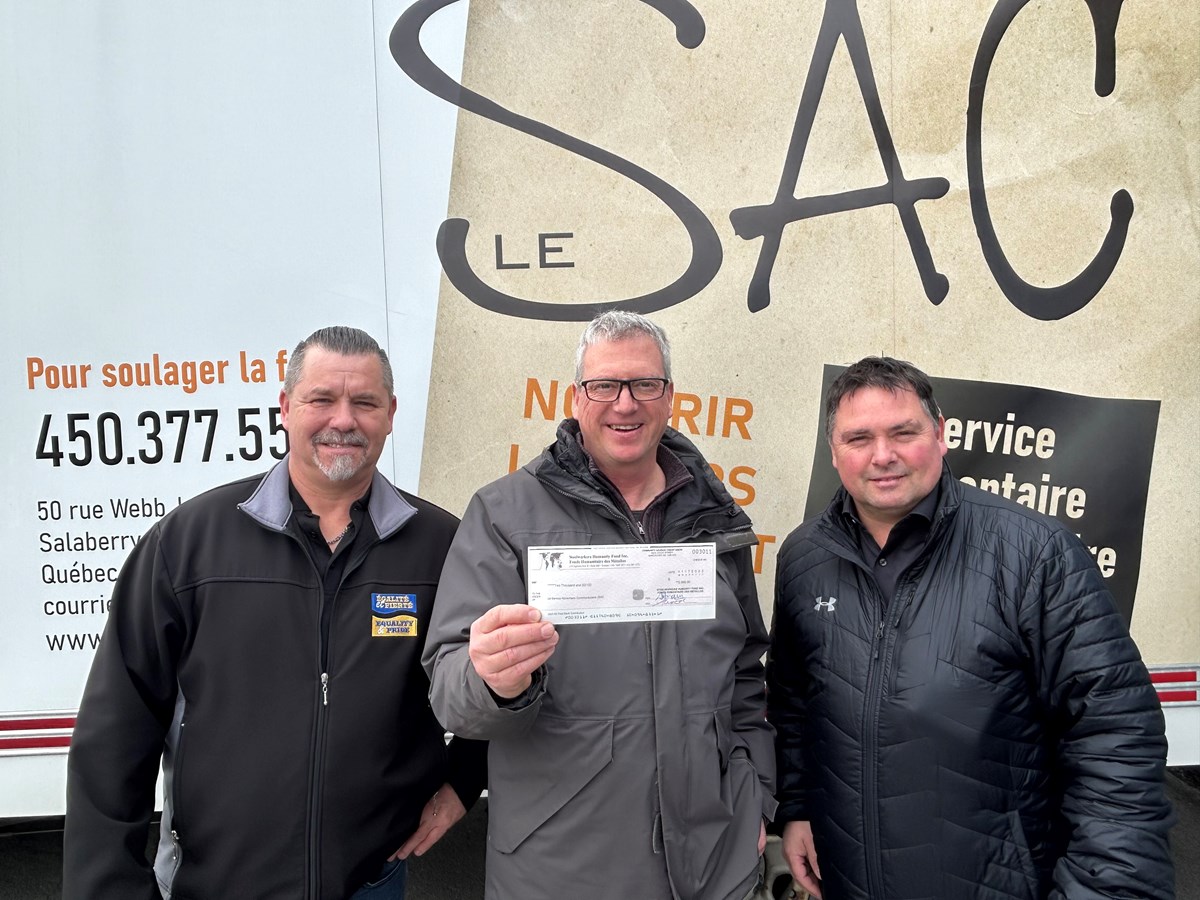 De gauche à droite sur la photo, on retrouve le président de la section locale 6486, Denis Lambert, le directeur du SAC, Stéphane Brault ainsi que le coordonnateur des Métallos pour la région Nord/Nord-Ouest, Benoît Locas lors de la remise du chèque à l'organisme 