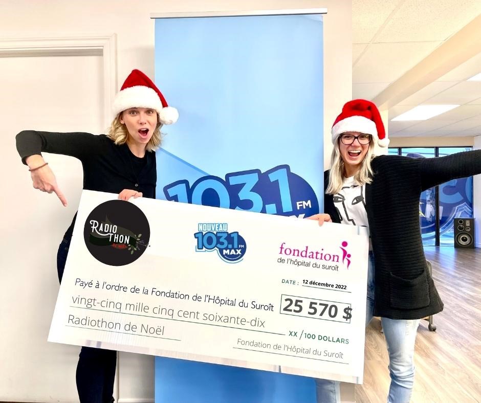 Michèle Cyr-Lemieux, la directrice générale de la Fondation de l'Hôpital du Suroît prend la pose au terme du Radiothon 2023 avec l'animatrice Roxanne Guérin
