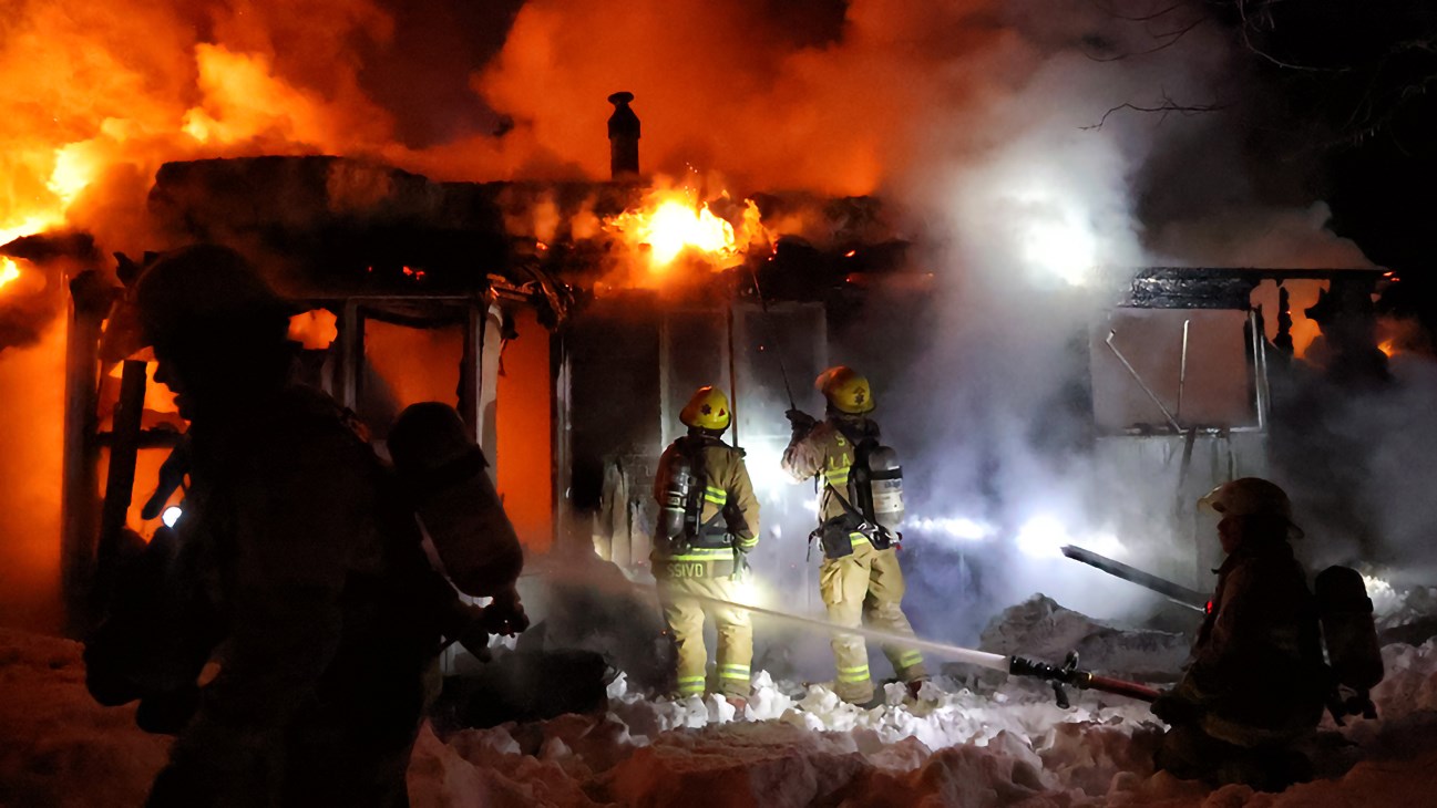 Une cinquantaine de pompiers ont combattu dans un froid extrême