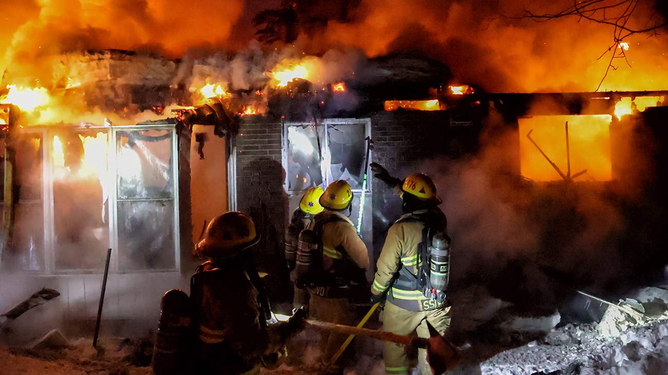 Une cinquantaine de pompiers ont combattu dans un froid extrême