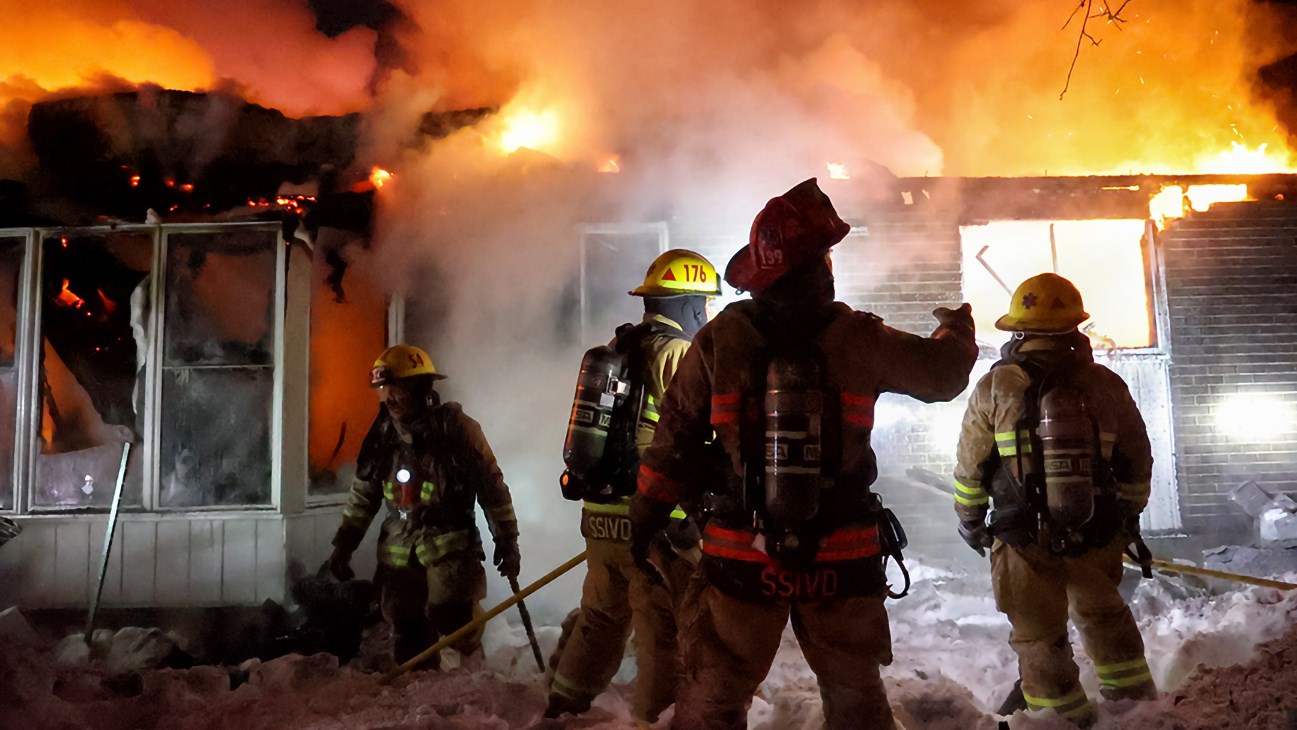 Une cinquantaine de pompiers ont combattu dans un froid extrême