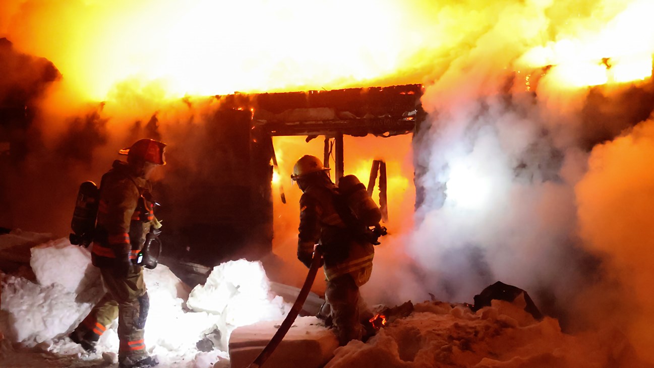Une cinquantaine de pompiers ont combattu dans un froid extrême