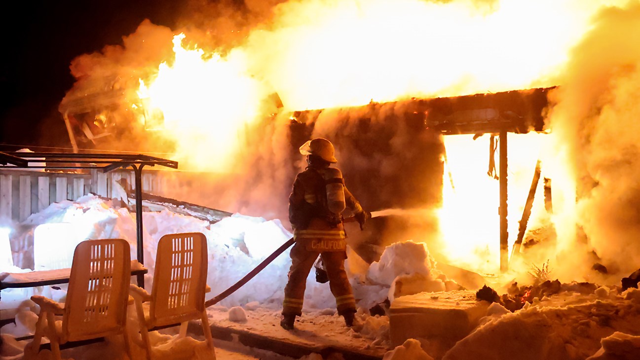 Une cinquantaine de pompiers ont combattu dans un froid extrême