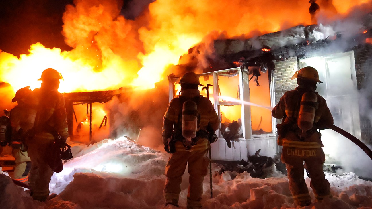 Une cinquantaine de pompiers ont combattu dans un froid extrême