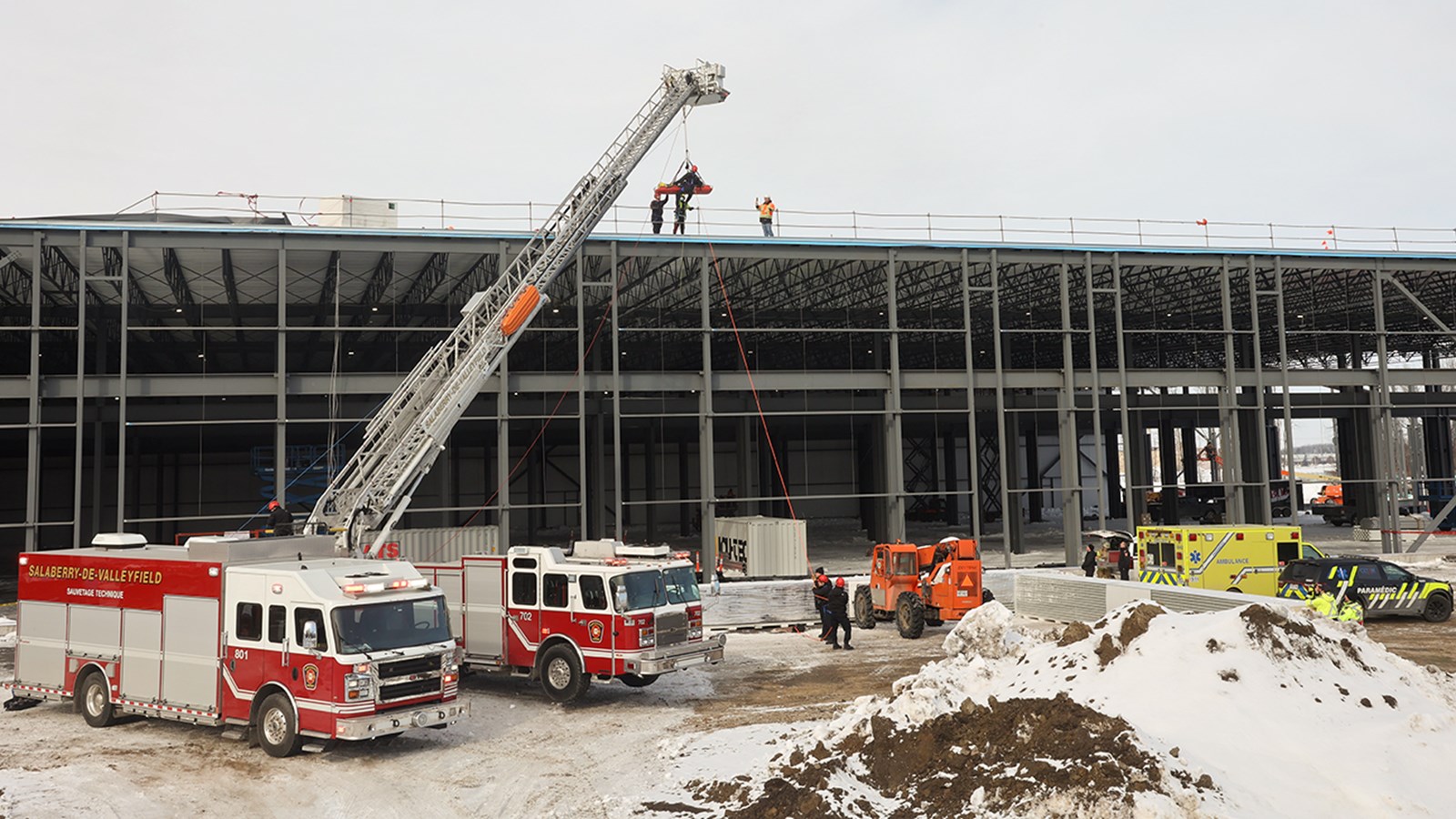 Impressionnant sauvetage en hauteur des pompiers de Salaberry-de-Valleyfield