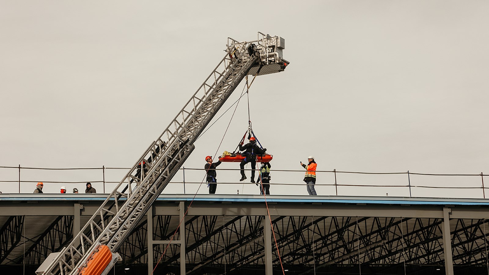 Impressionnant sauvetage en hauteur des pompiers de Salaberry-de-Valleyfield