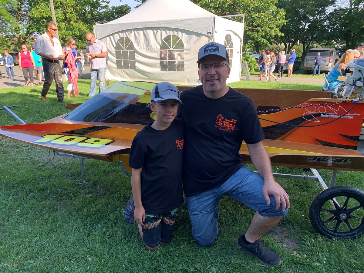 Robert Abbott , responsable de l'équipe de projet, ainsi que le premier inscrit de la classe Junior, Olivier Maisonneuve, dans les puits des Régates de Valleyfield!