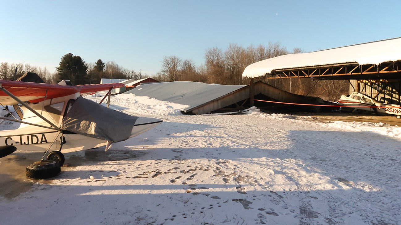Un hangar d'avion s’effondre à l'aéroport de Saint-Lazare
