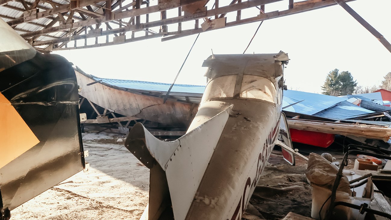 Un hangar d'avion s’effondre à l'aéroport de Saint-Lazare