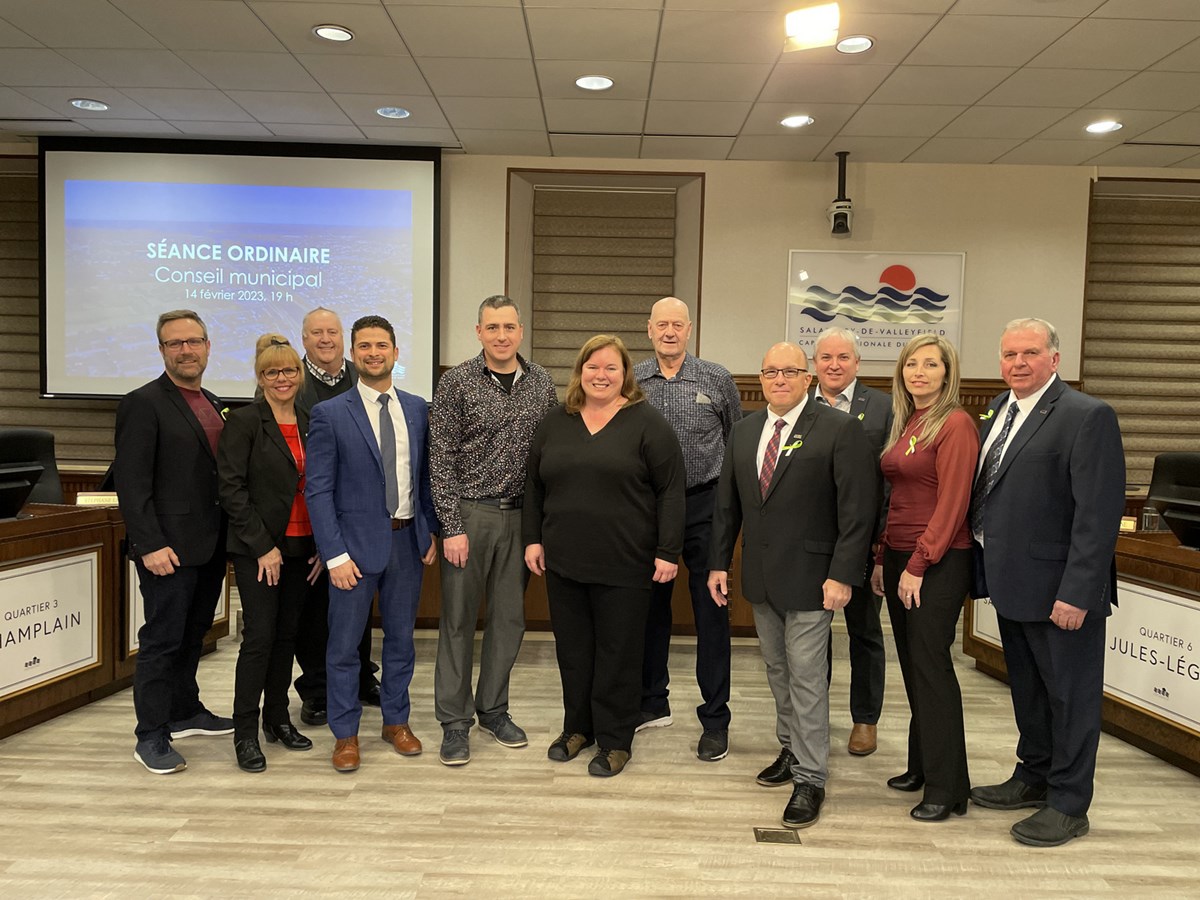 Les membres du conseil municipal de Salaberry-de-Valleyfield à leur assemblée du 14 février 2022