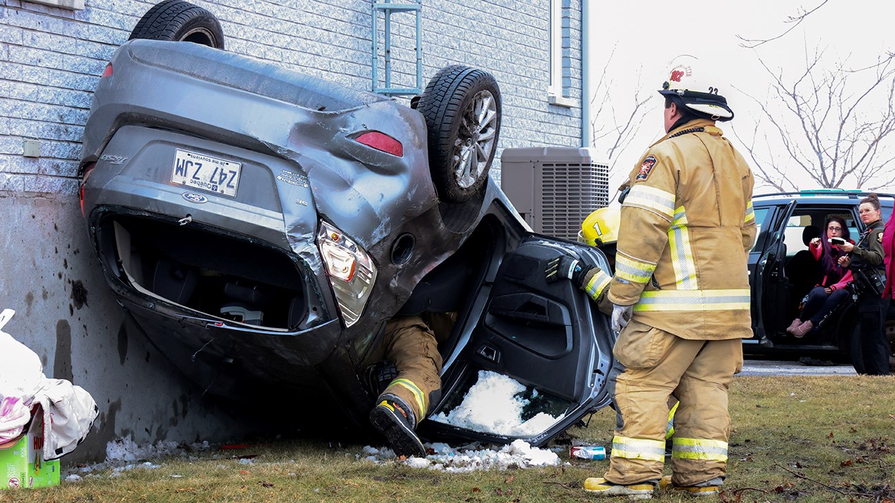 Une automobiliste termine sa course à l'envers contre une maison!