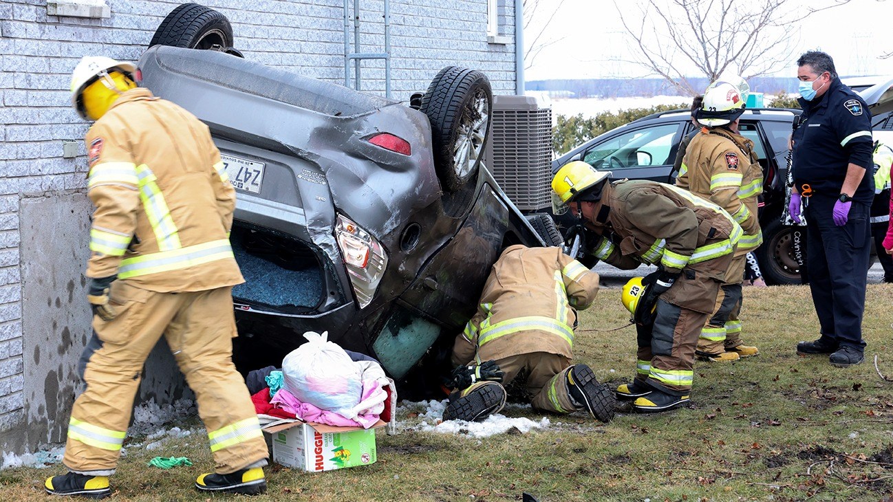 Une automobiliste termine sa course à l'envers contre une maison!