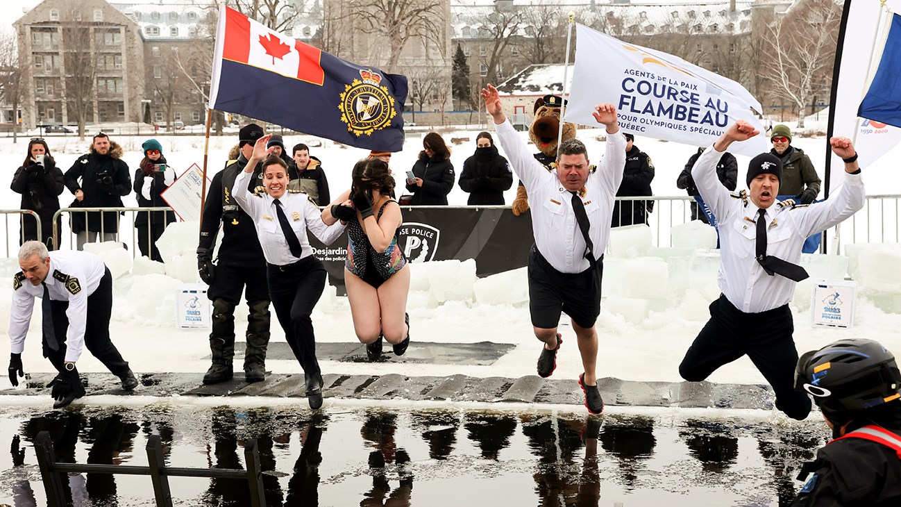Défi de l’ours polaire: un citoyen de Saint-Lazare se lance à l’eau