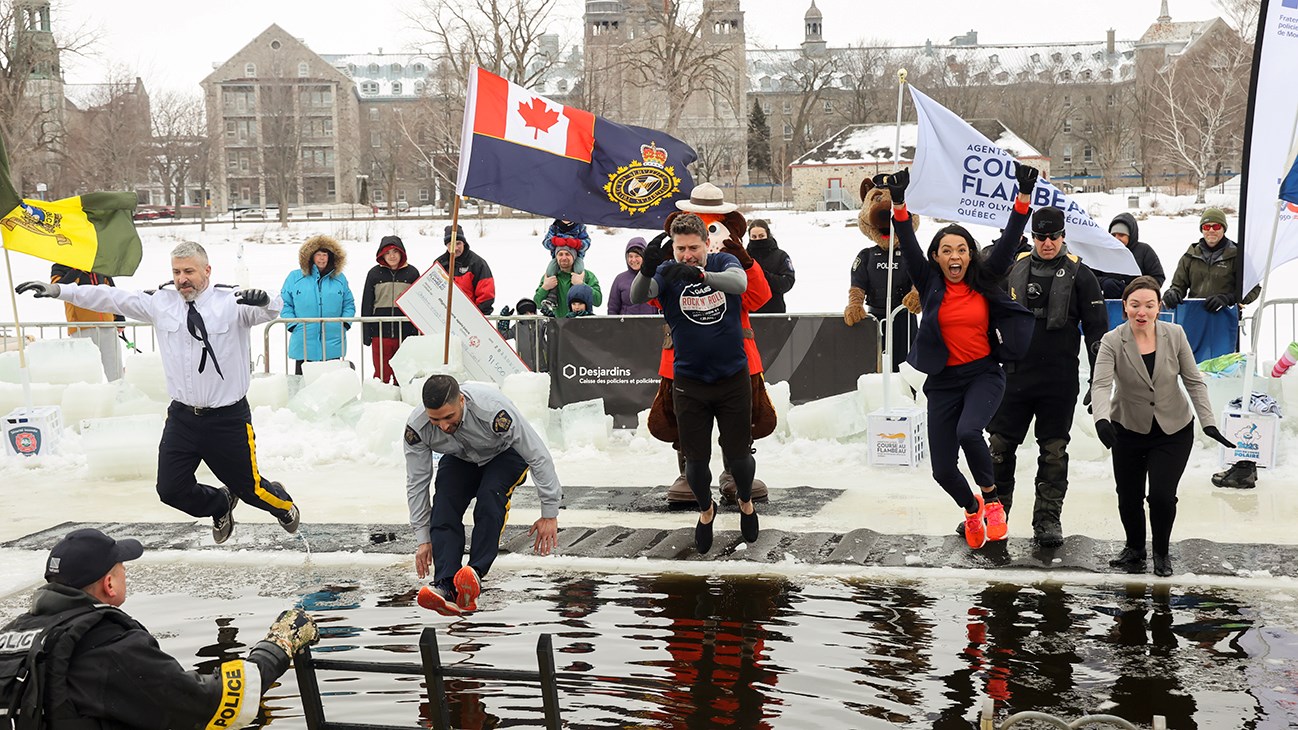 Défi de l’ours polaire: un citoyen de Saint-Lazare se lance à l’eau