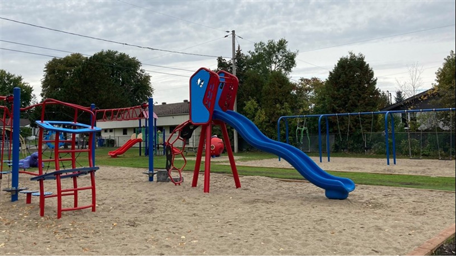 Au parc Gérard-Langevin (quartier Nitro), du mobilier sera ajouté pour les joueurs de pétanque. L’espace de jeu familial sera bonifié par du mobilier et les modules seront repositionnés.