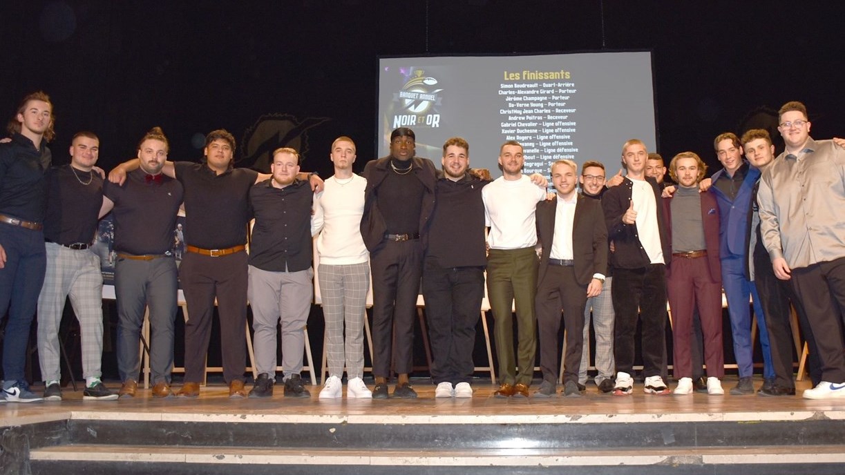 Les joueurs de football du Noir et Or sont célébrés