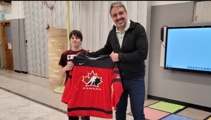 Dastan Lucskaï, élève de 6e année prend la pose avec Joël Bouchard