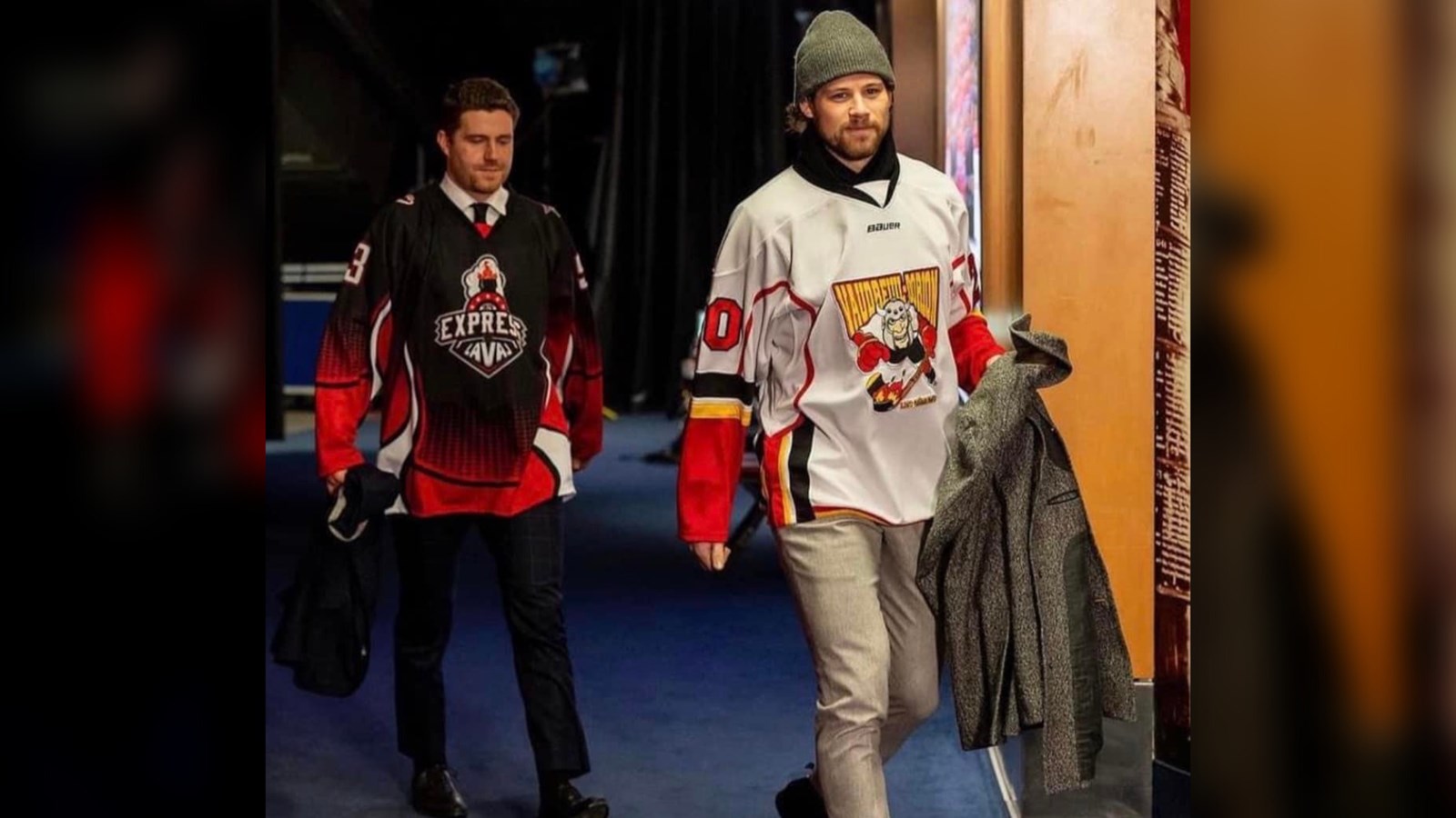 Josh Anderson du Canadien de Montréal salue les jeunes hockeyeurs de la région
