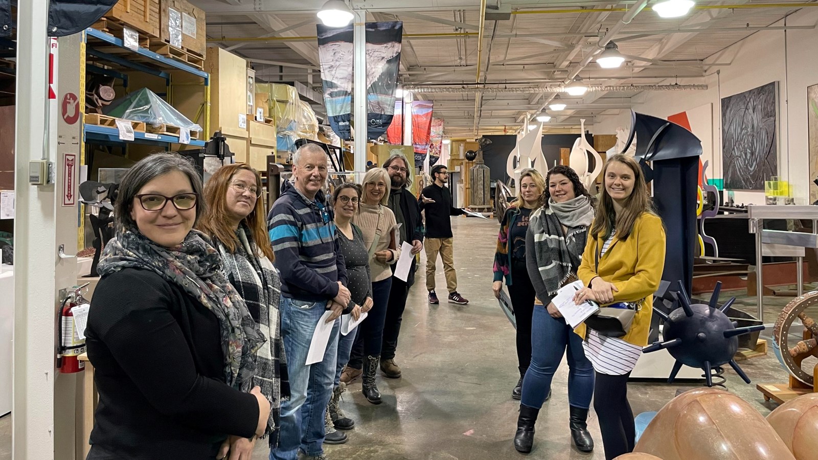 On retrouve sur la photo à gauche: Roxanne Poissant, membre du conseil de la culture de la MRC ; Marie-Josée Legros, commissaire ; Réjean Laniel, commissaire ; Catherine Dubois, commissaire ; Line Desrochers, commissaire ; Erick Cyr, commissaire ; Claudio Marzano, conseiller à Banque d’art du Conseil des arts du Canada. À droite, Gabrielle Lalonde, commissaire ; Pascale Jodoin, membre du conseil de la culture de la MRC ; Mylene Raiche, commissaire.