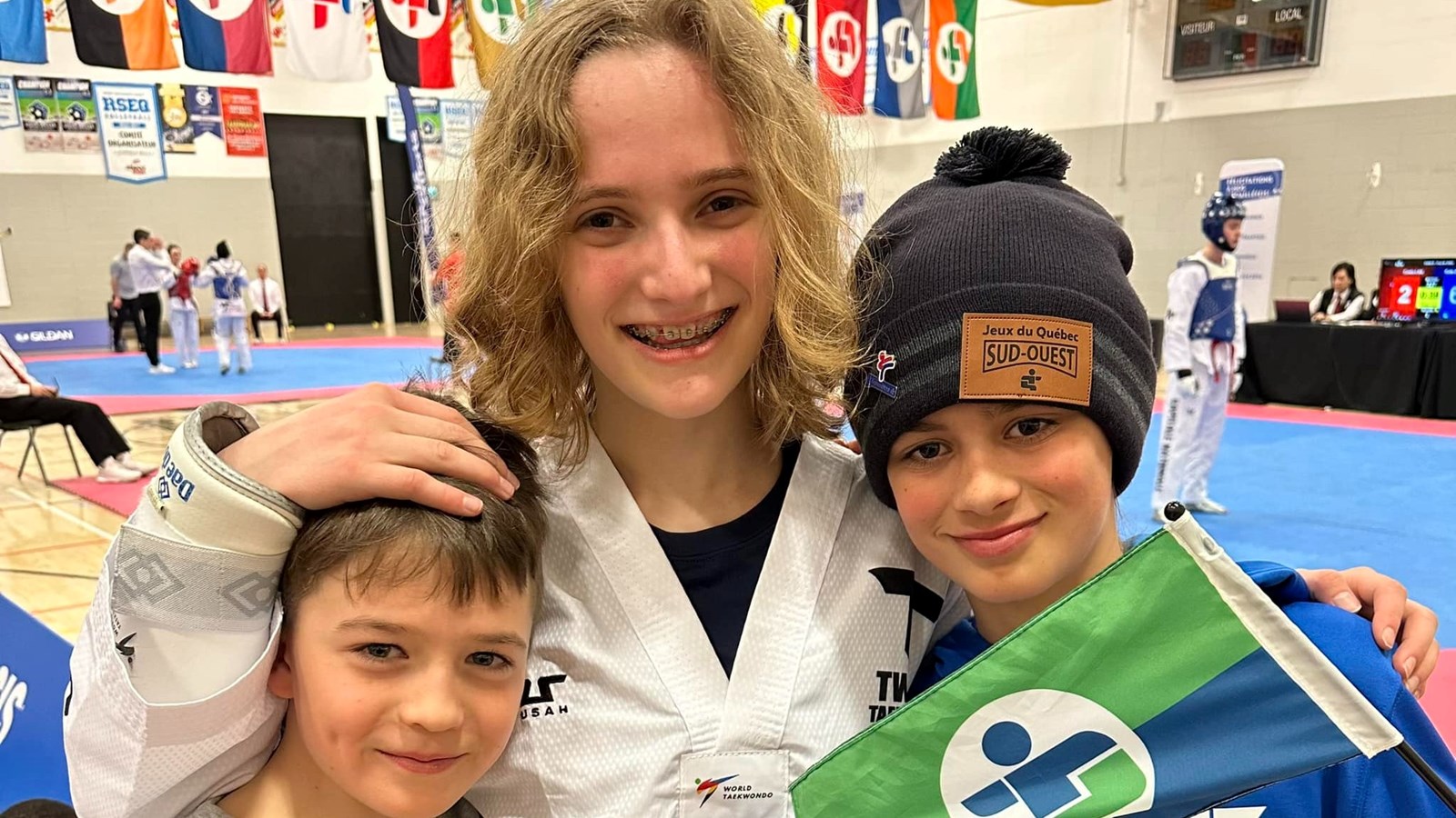 C’est sous les applaudissements soutenus de nos athlètes de curling et d’haltérophilie que la jeune Avery Zylberstein de Saint-Lazare s’est méritée une médaille d’or en taekwondo, cette fois ici du côté des -51kg.