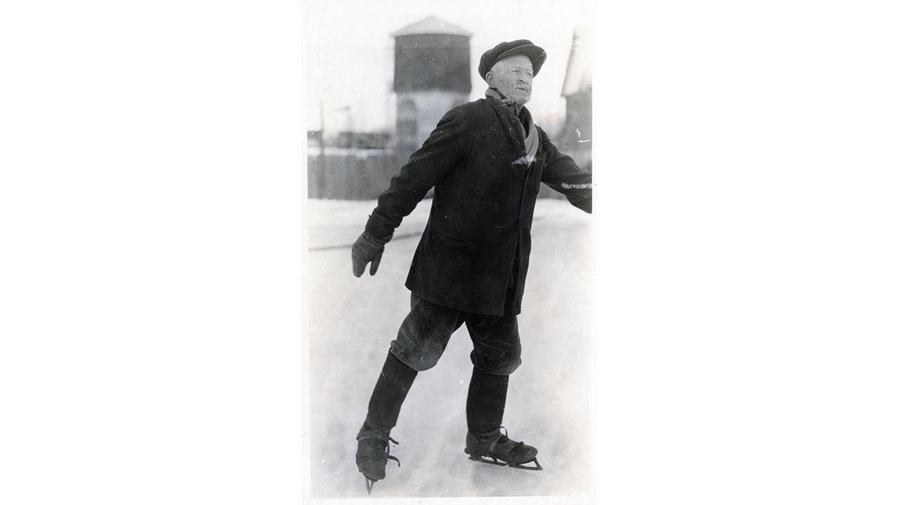 Joseph Gendreau sur la patinoire à l’arrière de l’hôtel Canada à Rigaud avec ses patins à ressorts, 1932.