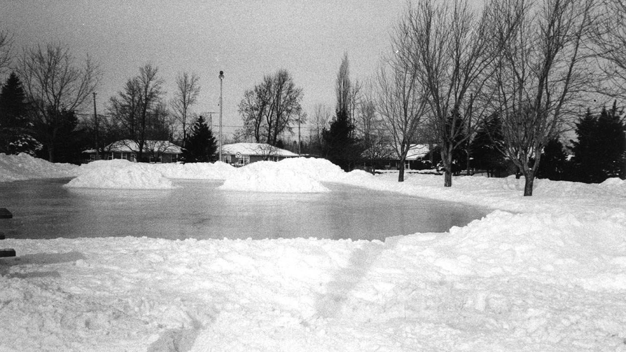 Patinoire Crescent Circle (Croissant Mireault, Dorion Gardens), hiver 1987.