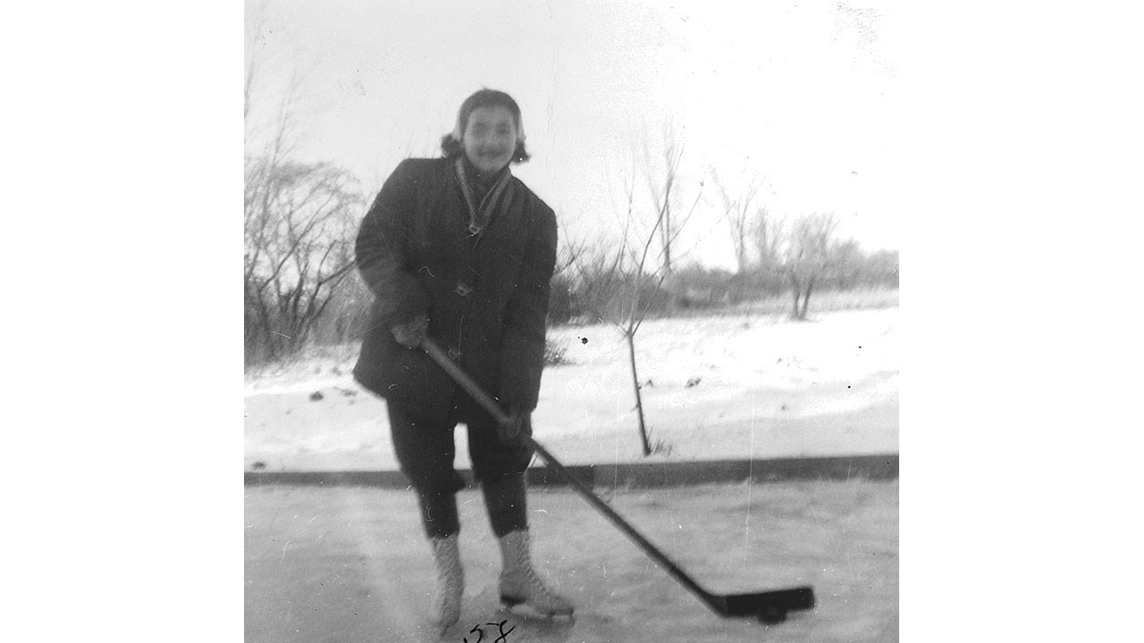Louise Chevrier jouant au hockey, Très Saint-Rédempteur.