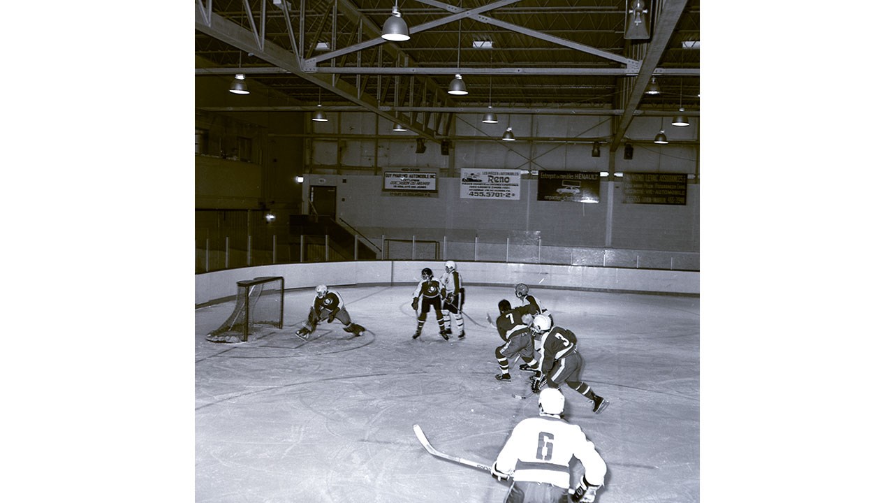 Hockey à la patinoire de l’aréna de Vaudreuil située sur le boulevard Jeannotte, Équipe Roche, fin 1970.