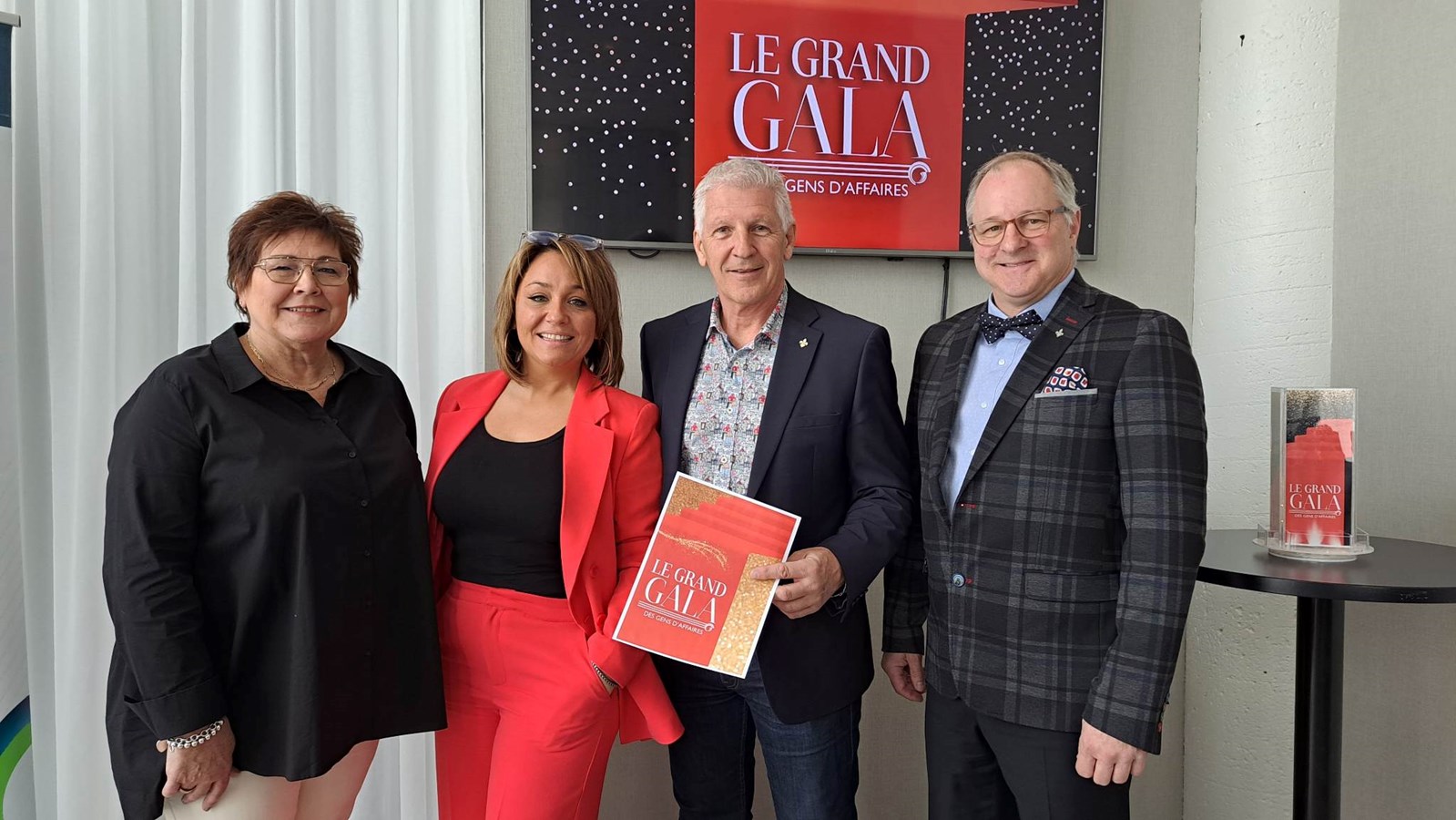 De gauche à droite sur la photo, on retrouve: Suzanne Carrier, présidente de la CCIBVHSL, Éliane Galipeau, directrice de la CCIBVHSL et les représentants du député de Beauharnois, Claude Reid qui agit comme présentateur officiel du Gala, Pierre Montreuil et Sylvain Leblanc