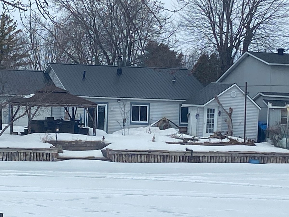 Canaux de Saint-Zotique l'hiver et les piquets de cèdre