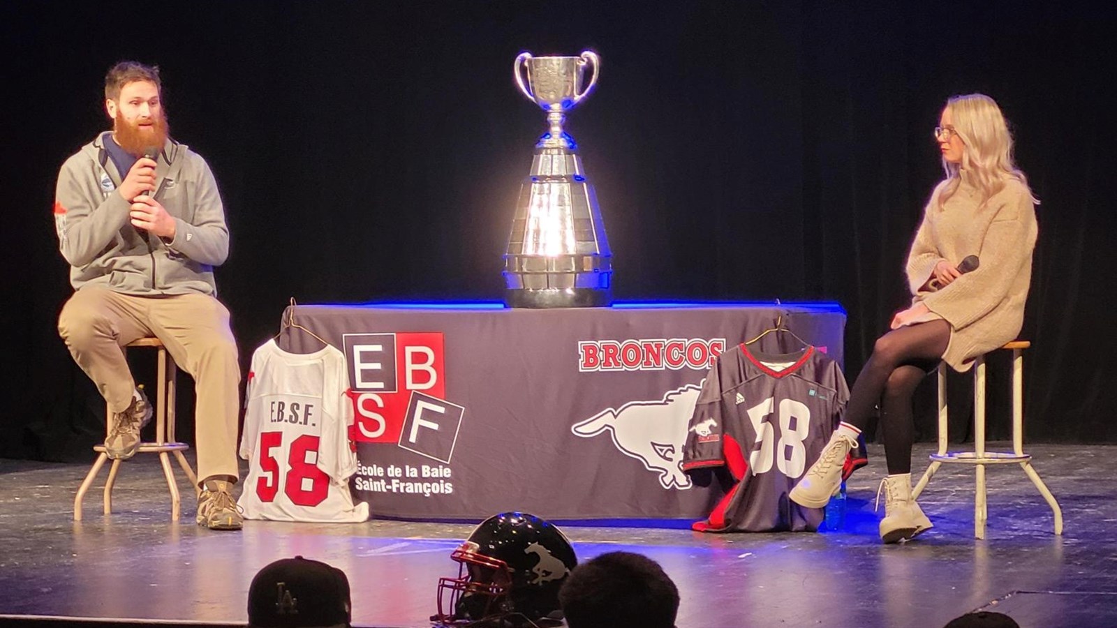 Maxime Latour et la Coupe Grey de passage à Salaberry-de-Valleyfield