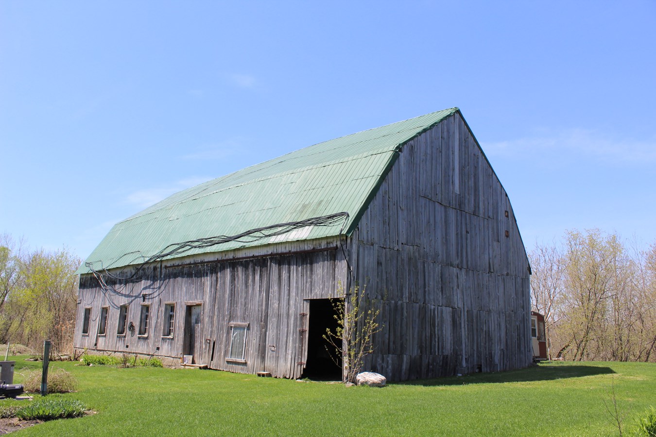 Grange-étable à toit brisé, située à Saint-Étienne-de-Beauharnois