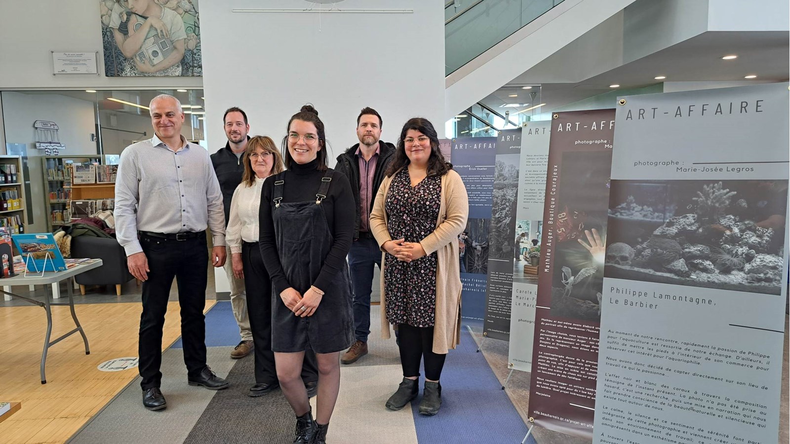 Sur la photo, on retrouve le maire de Beauharnois, Alain Dubuc et les participants du projet, entrepreneurs et photographes